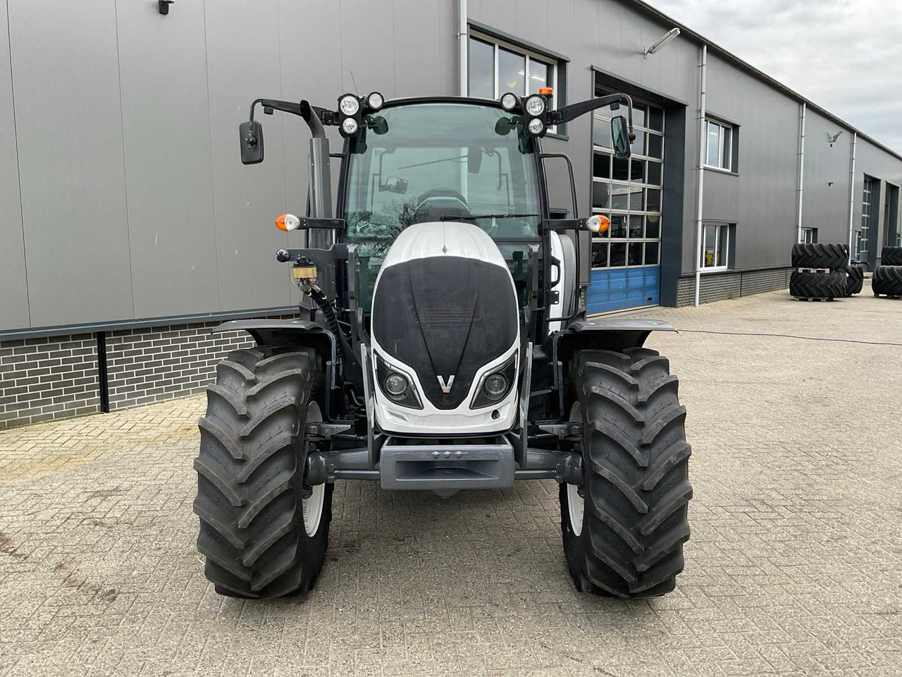 2019 VALTRA A104 HITECH ALL-WHEEL DRIVE FARM TRACTOR - Трактор: снимка 3 2019 VALTRA A104 HITECH ALL-WHEEL DRIVE FARM TRACTOR - Трактор: снимка 3
