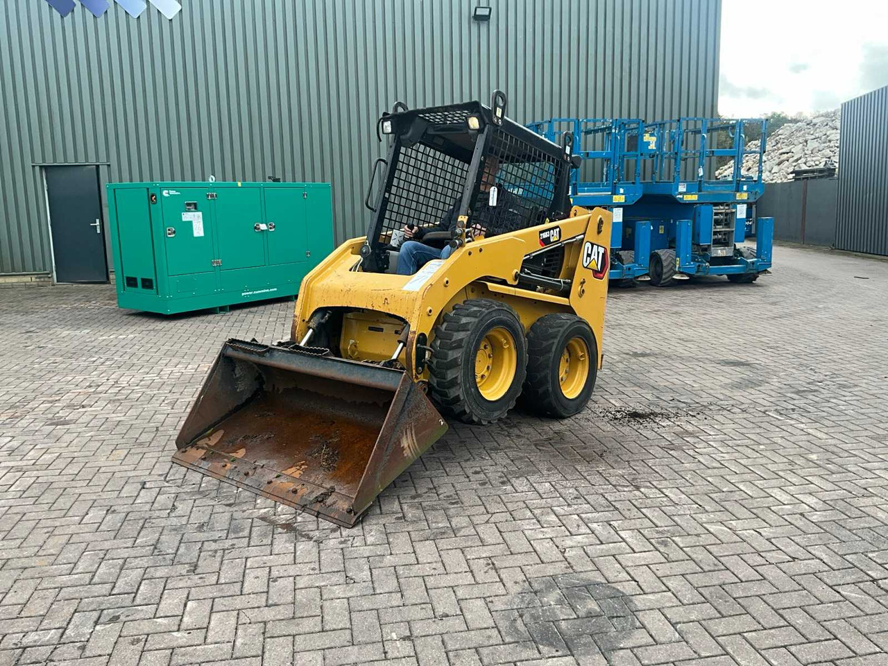 Caterpillar 216B3 - Мини челен товарач: снимка 2 Caterpillar 216B3 - Мини челен товарач: снимка 2