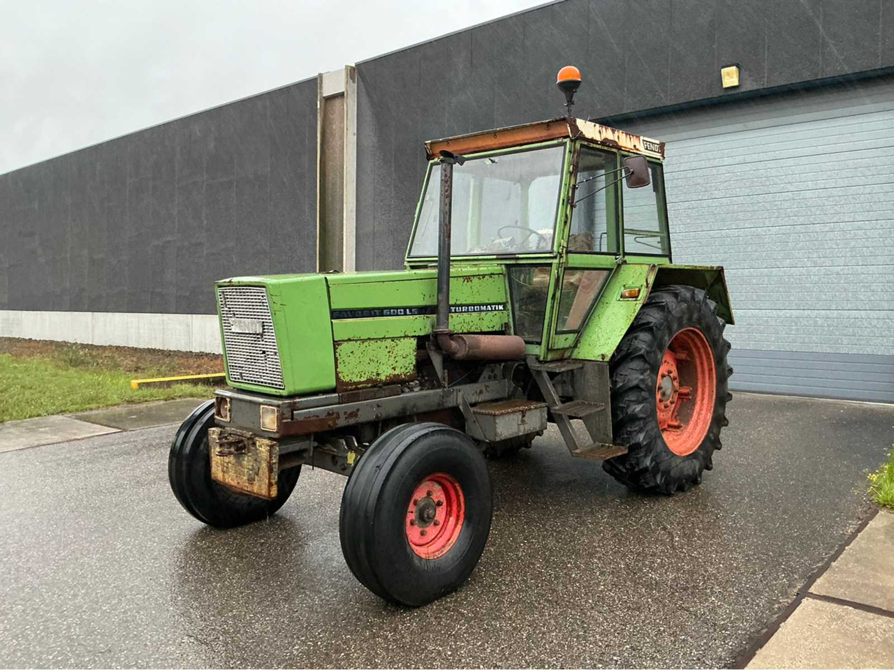 Fendt Favorit 600 LS Turbomatik - Трактор: снимка 1 Fendt Favorit 600 LS Turbomatik - Трактор: снимка 1