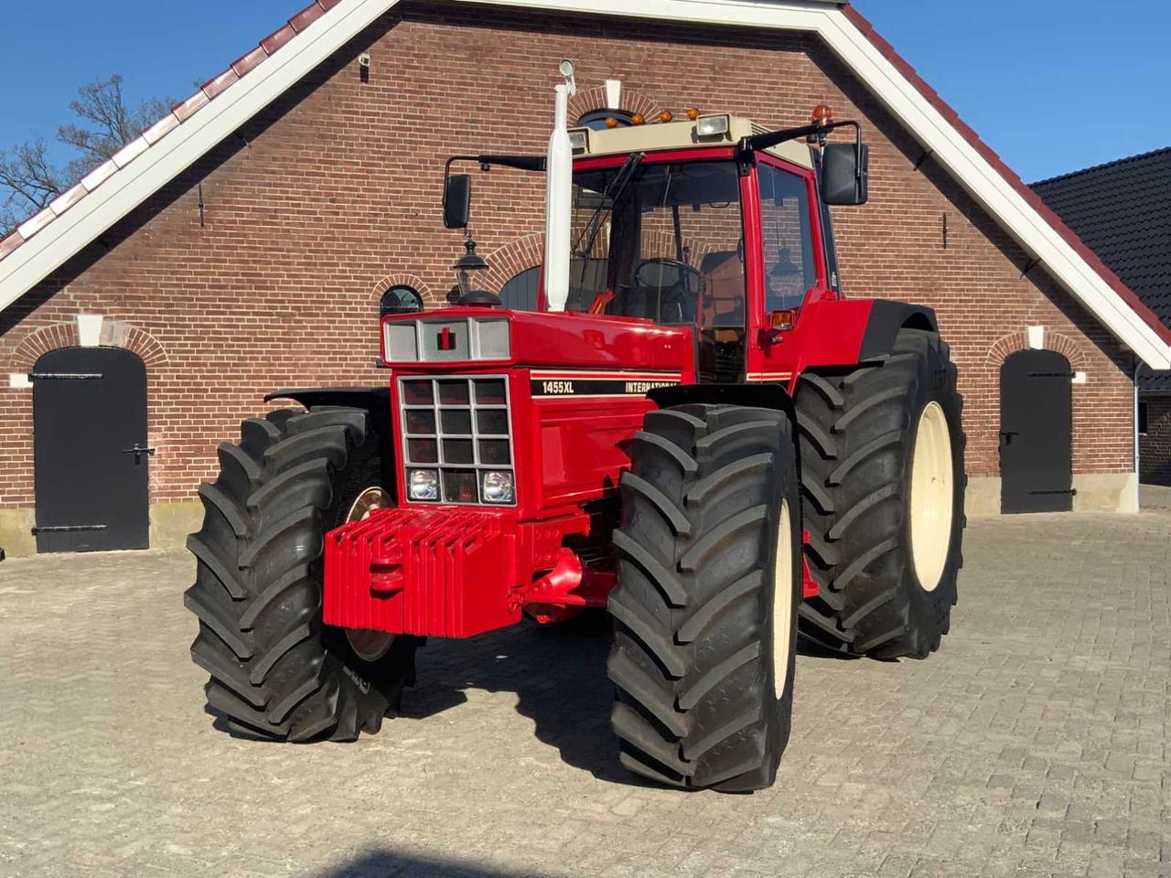 International 1455XL - Трактор: снимка 1 International 1455XL - Трактор: снимка 1