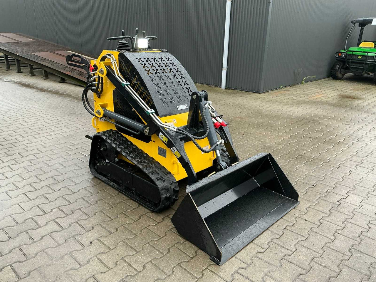 Мини верижен товарач JL LRT360 MINI LOADER / SKID STEER LOADER ON TRACKS: снимка 8 Мини верижен товарач JL LRT360 MINI LOADER / SKID STEER LOADER ON TRACKS: снимка 8