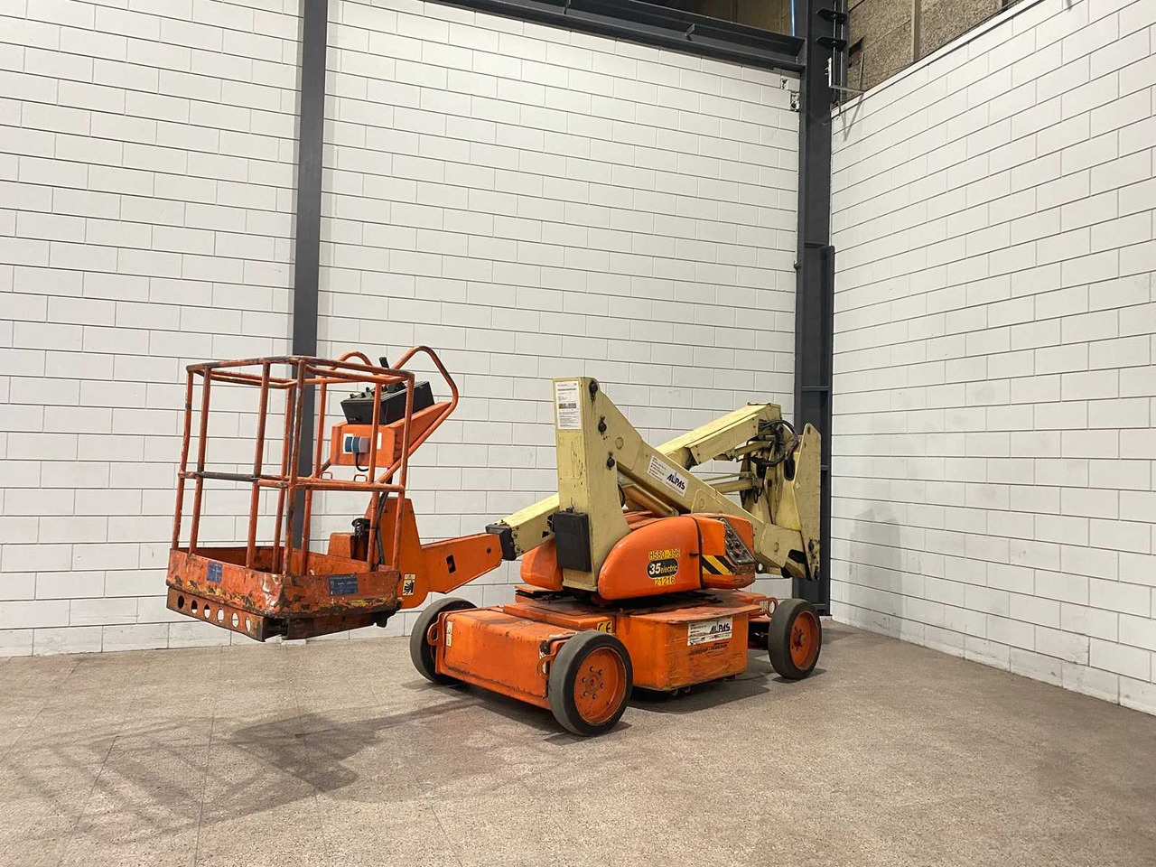 JLG N35E - Работна площадка: снимка 1 JLG N35E - Работна площадка: снимка 1
