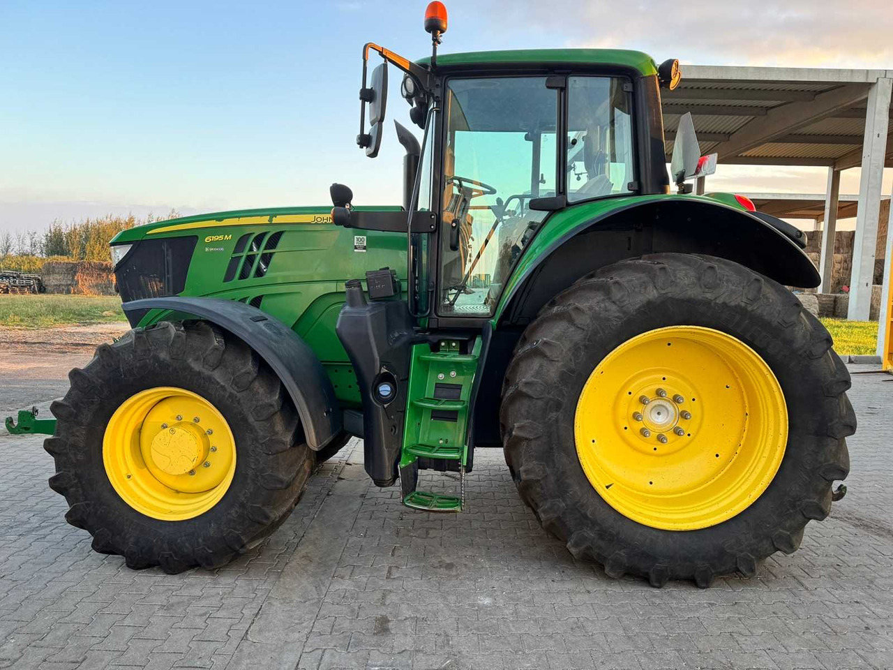 JOHN DEERE 6195 M - Трактор: снимка 1 JOHN DEERE 6195 M - Трактор: снимка 1