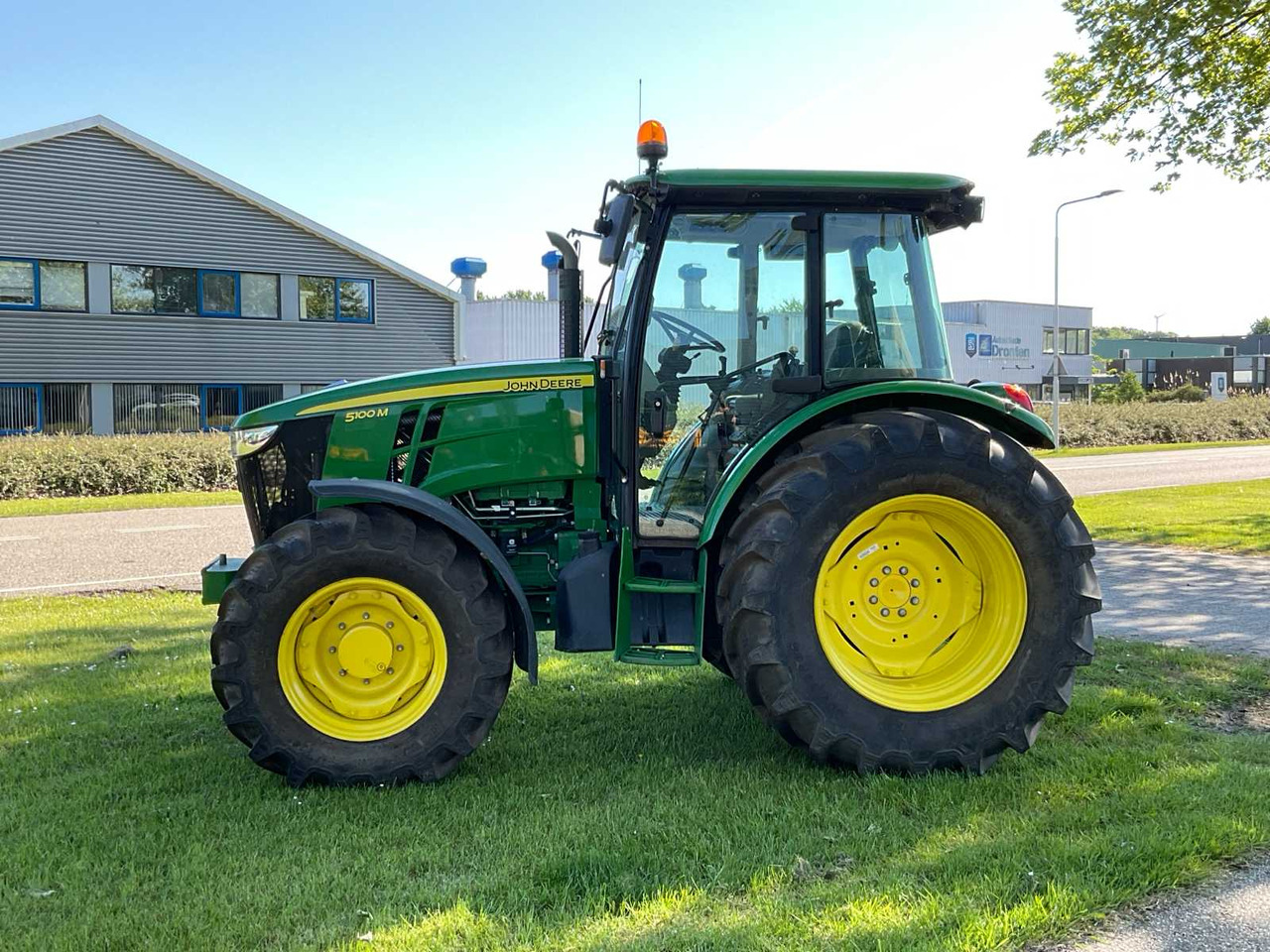 John Deere 5100M - Трактор: снимка 2 John Deere 5100M - Трактор: снимка 2