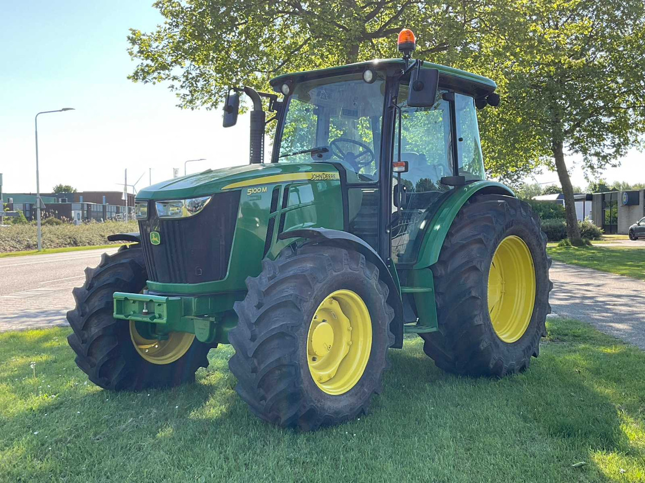 John Deere 5100M - Трактор: снимка 1 John Deere 5100M - Трактор: снимка 1