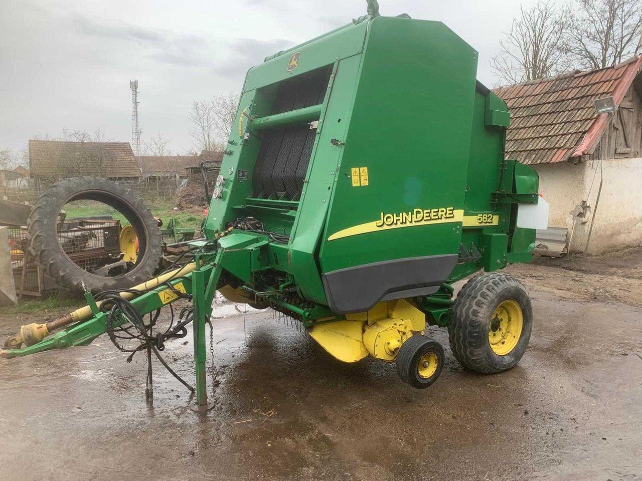John Deere 582 - Рулонна сламопреса: снимка 1 John Deere 582 - Рулонна сламопреса: снимка 1