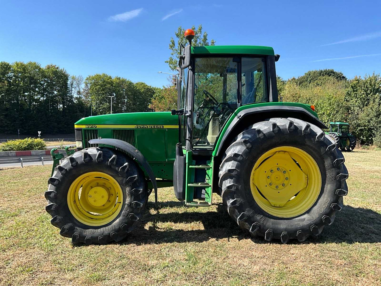 John Deere 6910 - Трактор: снимка 2 John Deere 6910 - Трактор: снимка 2