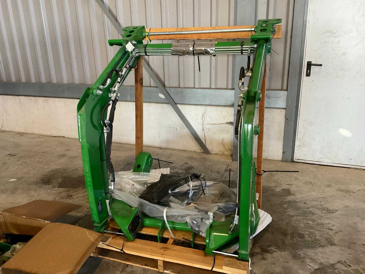 John Deere - Челен товарач за трактор: снимка 1 John Deere - Челен товарач за трактор: снимка 1