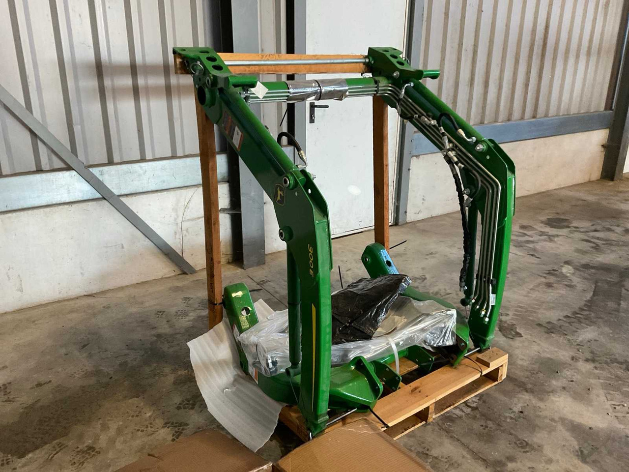 John Deere - Челен товарач за трактор: снимка 2 John Deere - Челен товарач за трактор: снимка 2