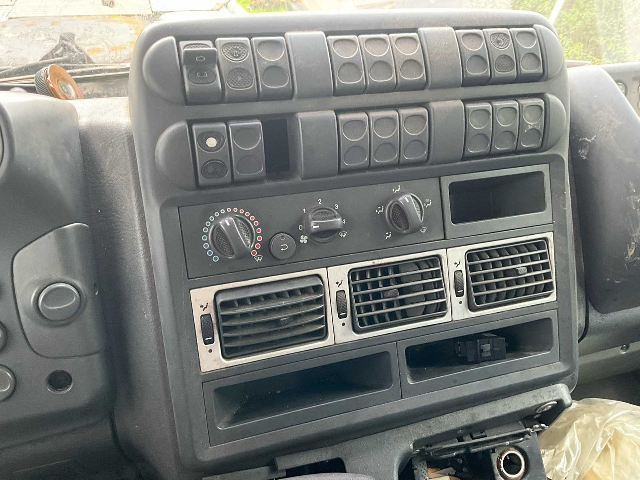 Камион 2008 IVECO EUROCARGO 120E22 - HYDRAULIC TAIL LIFT: снимка 37 Камион 2008 IVECO EUROCARGO 120E22 - HYDRAULIC TAIL LIFT: снимка 37