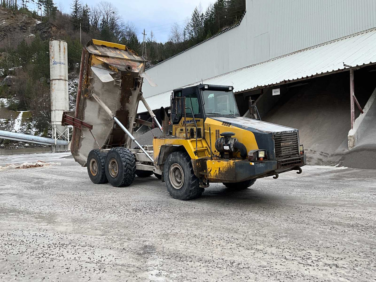Komatsu HM300-2 - Самосвал: снимка 2 Komatsu HM300-2 - Самосвал: снимка 2