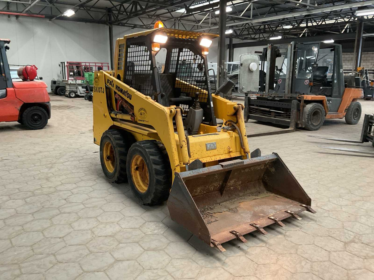 Komatsu SK07J - Мини челен товарач: снимка 2 Komatsu SK07J - Мини челен товарач: снимка 2