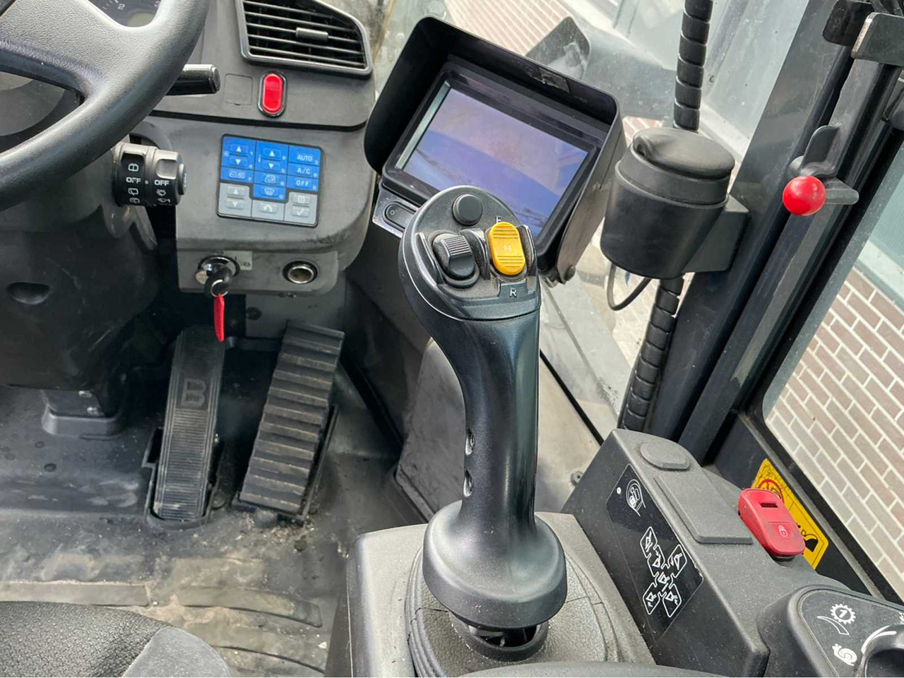 Колесен товарач Komatsu WA270-8EO: снимка 39