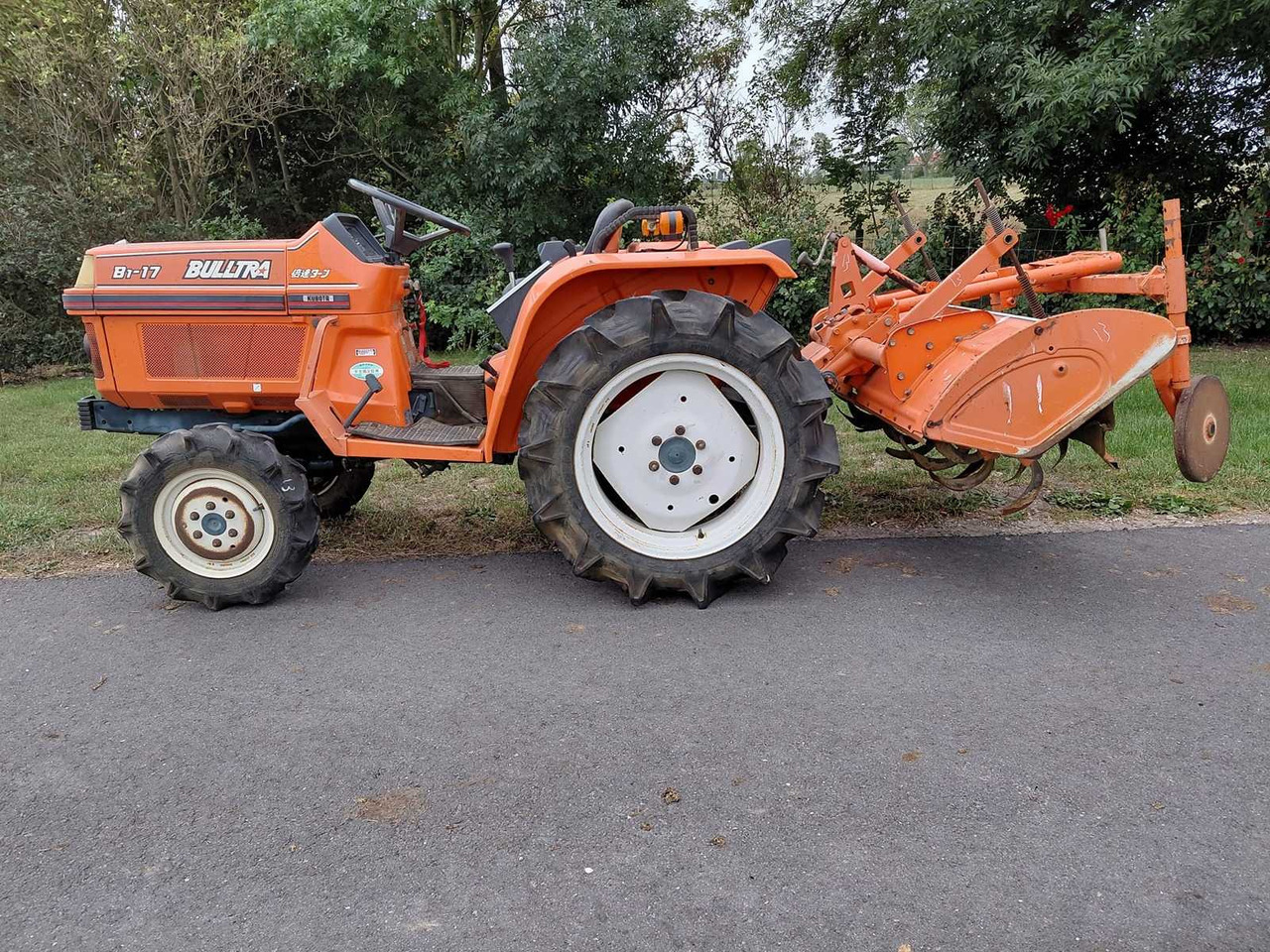 Kubota B17 - Малък трактор: снимка 1 Kubota B17 - Малък трактор: снимка 1