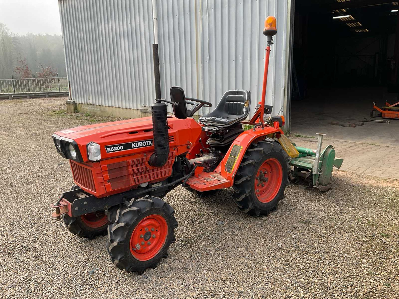 Kubota B6200 - Малък трактор: снимка 1 Kubota B6200 - Малък трактор: снимка 1