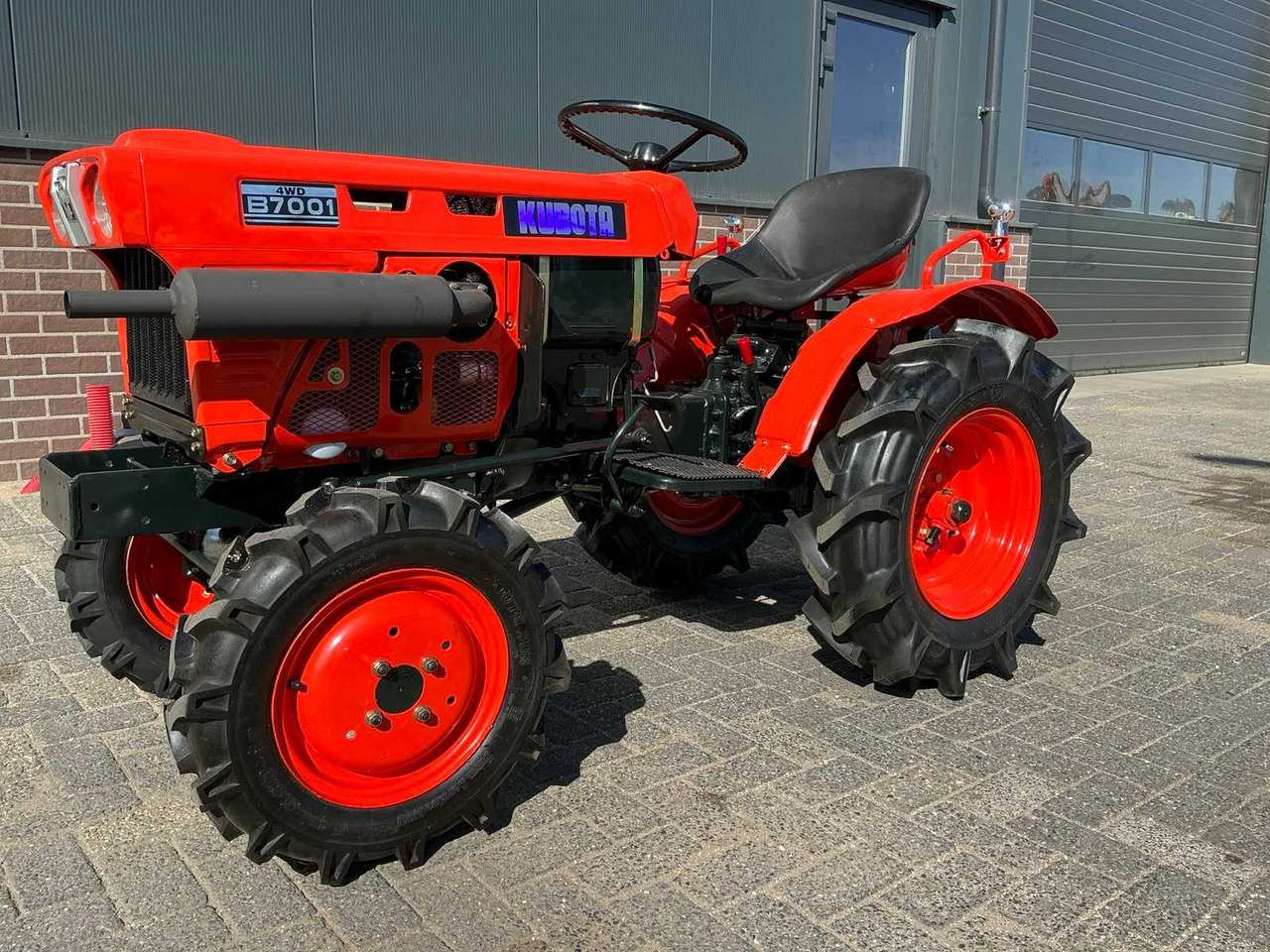 Kubota B7001 - Малък трактор: снимка 1 Kubota B7001 - Малък трактор: снимка 1