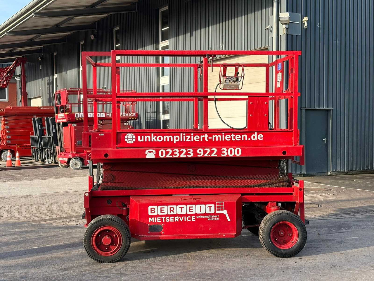 LIFTLUX - SL 83-16 - LIFTLUX SL 83-16 - 1995 - Работна площадка: снимка 2 LIFTLUX - SL 83-16 - LIFTLUX SL 83-16 - 1995 - Работна площадка: снимка 2