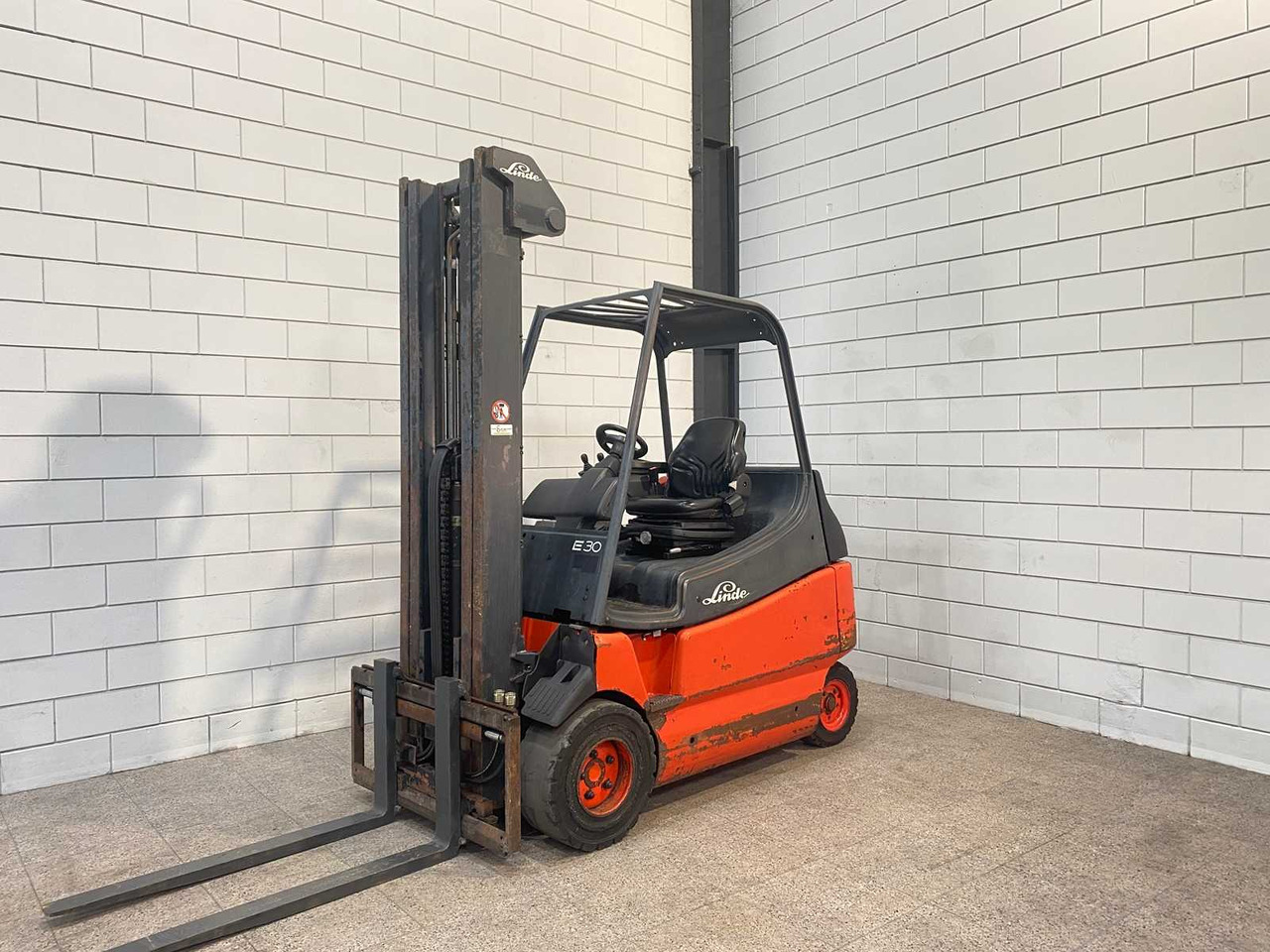 LINDE - 2002 - E 30/600 - FORKLIFT TRUCK - Мотокар: снимка 3 LINDE - 2002 - E 30/600 - FORKLIFT TRUCK - Мотокар: снимка 3