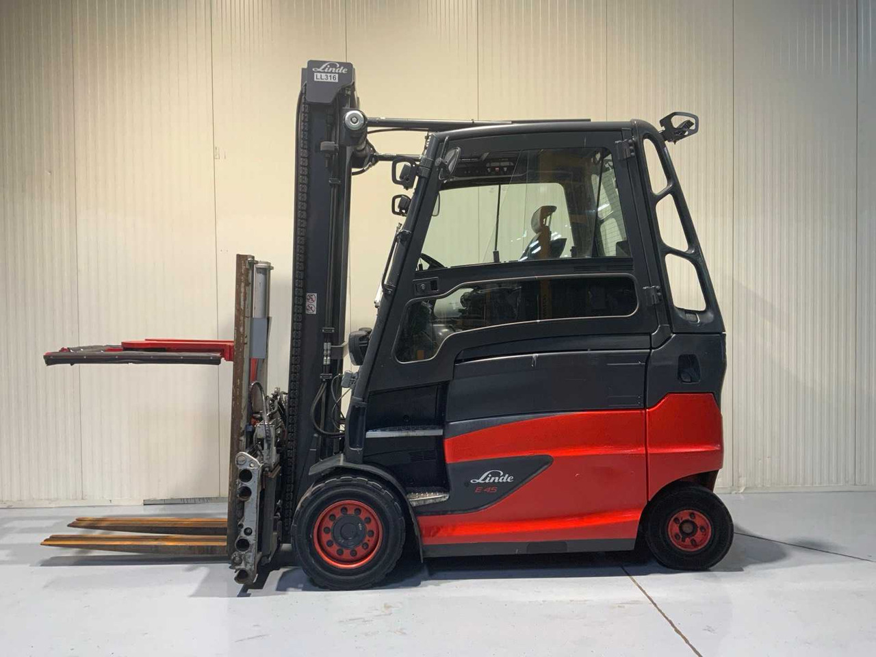 LINDE E45 FORKLIFT TRUCK, 2020, MULTIPLE FORK POSITIONER, - Мотокар: снимка 2 LINDE E45 FORKLIFT TRUCK, 2020, MULTIPLE FORK POSITIONER, - Мотокар: снимка 2