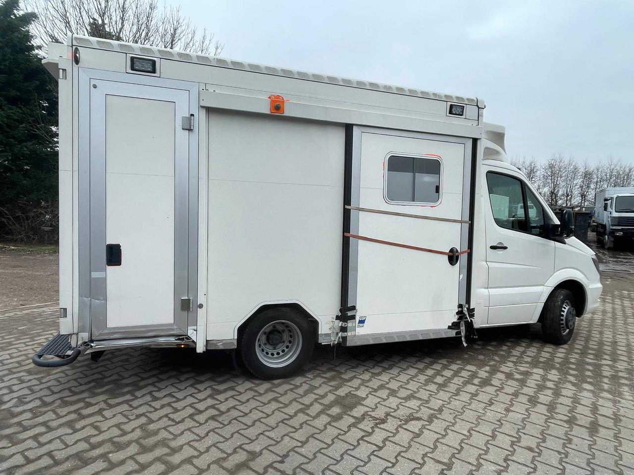 MERCEDES - SPRINTER 519 AMBULACE CAMPER - COMMERCIAL VEHICLE - Лекотоварен автомобил: снимка 4 MERCEDES - SPRINTER 519 AMBULACE CAMPER - COMMERCIAL VEHICLE - Лекотоварен автомобил: снимка 4