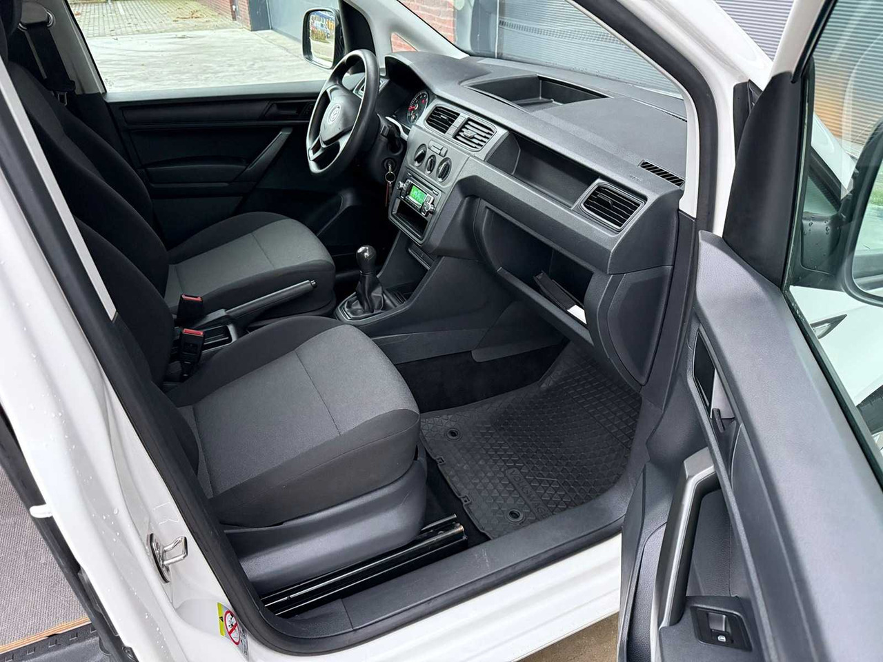 Лекотоварен автомобил VOLKSWAGEN - EASYLINE BENZINE 1.2 TSI L1H1 - CADDY - VAN: снимка 12 Лекотоварен автомобил VOLKSWAGEN - EASYLINE BENZINE 1.2 TSI L1H1 - CADDY - VAN: снимка 12