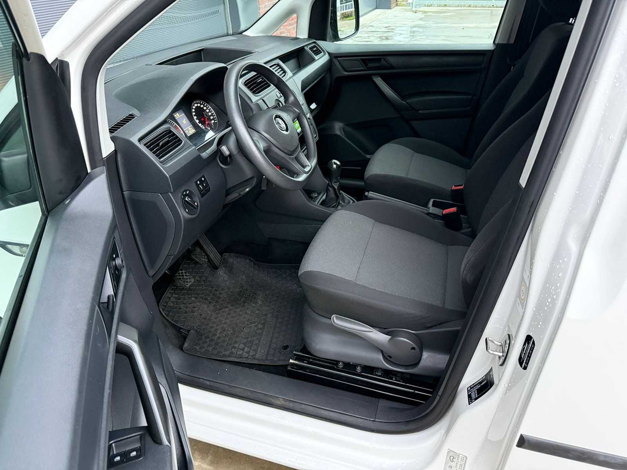 Лекотоварен автомобил VOLKSWAGEN - EASYLINE BENZINE 1.2 TSI L1H1 - CADDY - VAN: снимка 11 Лекотоварен автомобил VOLKSWAGEN - EASYLINE BENZINE 1.2 TSI L1H1 - CADDY - VAN: снимка 11