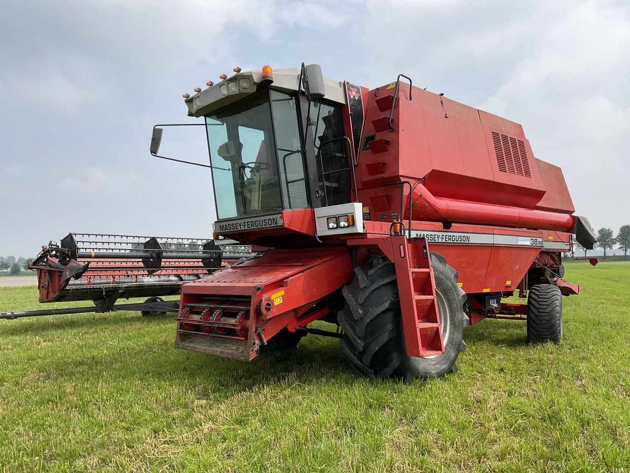 Massey Ferguson 38 RS - Зърнокомбайн: снимка 1 Massey Ferguson 38 RS - Зърнокомбайн: снимка 1