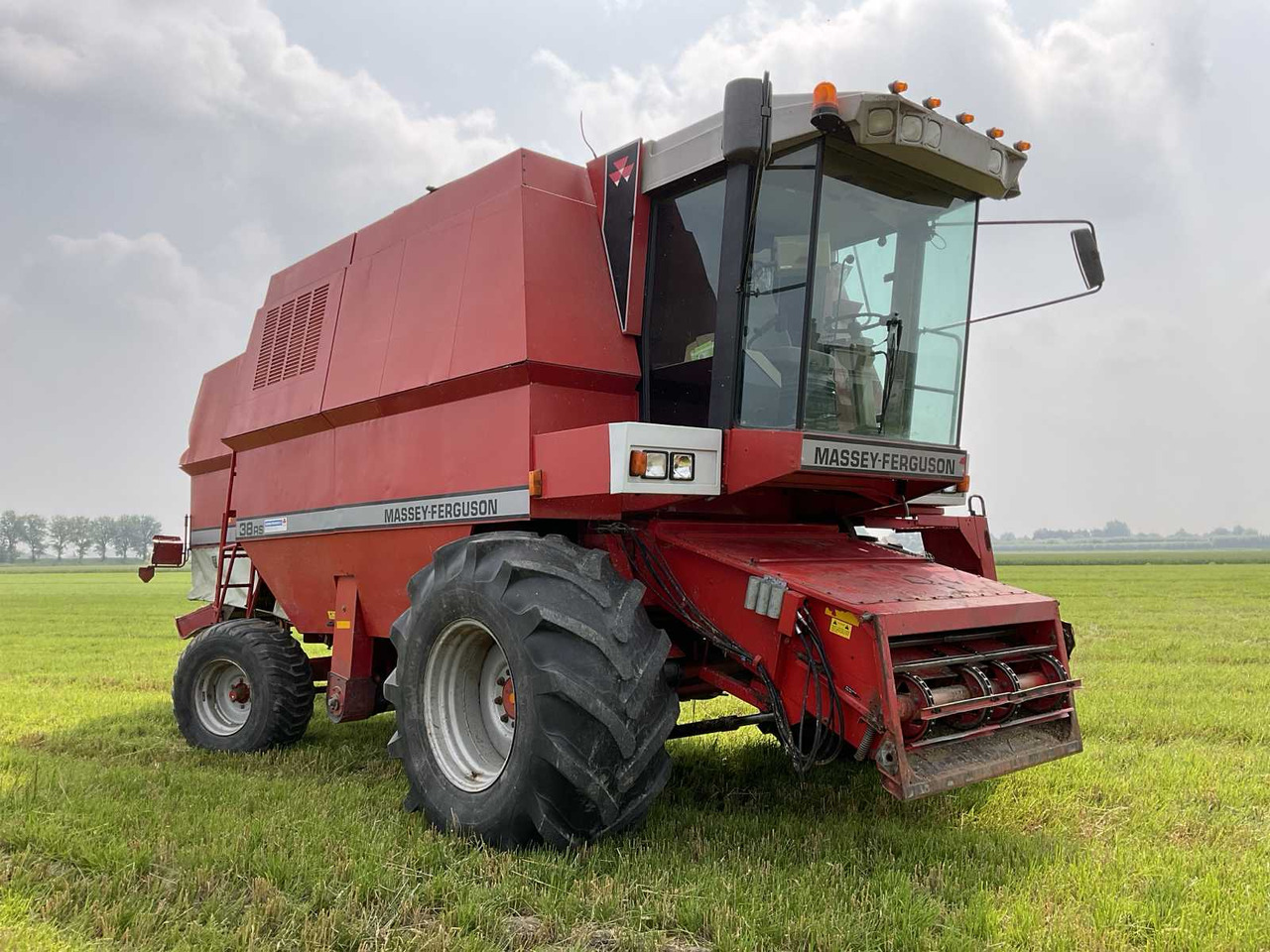 Massey Ferguson 38 RS - Зърнокомбайн: снимка 2 Massey Ferguson 38 RS - Зърнокомбайн: снимка 2