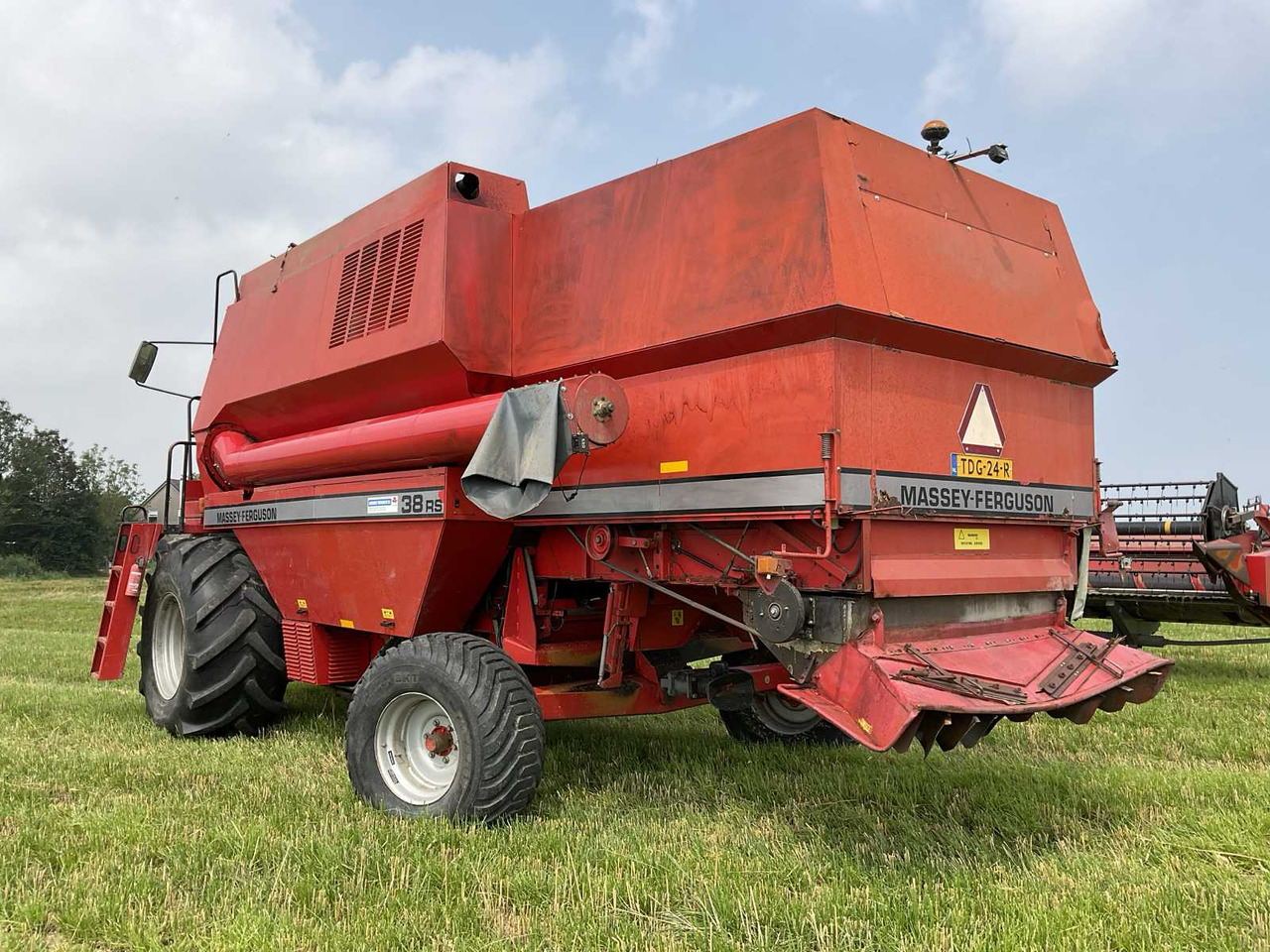 Massey Ferguson 38 RS - Зърнокомбайн: снимка 4 Massey Ferguson 38 RS - Зърнокомбайн: снимка 4