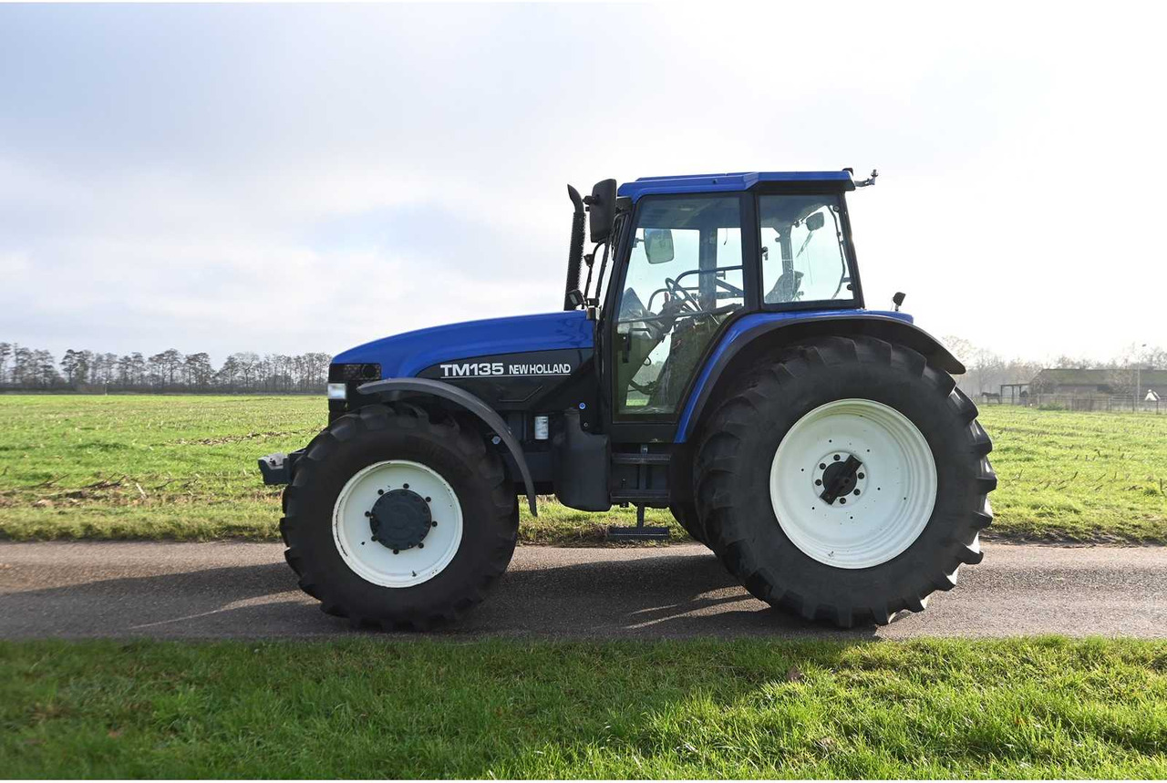 NEW HOLLAND - 1998 - TM135 - ALL-WHEEL DRIVE FARM TRACTOR - Трактор: снимка 3 NEW HOLLAND - 1998 - TM135 - ALL-WHEEL DRIVE FARM TRACTOR - Трактор: снимка 3