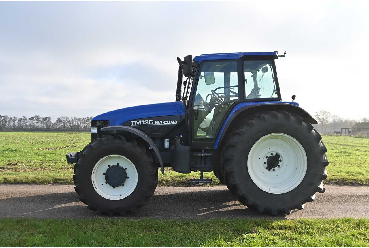 NEW HOLLAND - 1998 - TM135 - ALL-WHEEL DRIVE FARM TRACTOR - Трактор: снимка 4 NEW HOLLAND - 1998 - TM135 - ALL-WHEEL DRIVE FARM TRACTOR - Трактор: снимка 4