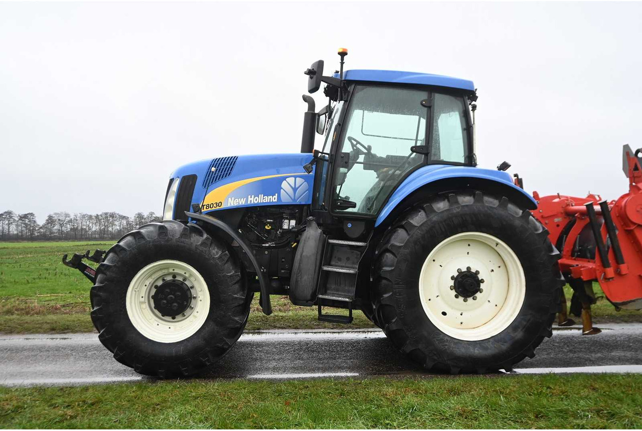 NEW HOLLAND - 2003 - TG230 - ALL-WHEEL DRIVE FARM TRACTOR - Трактор: снимка 5 NEW HOLLAND - 2003 - TG230 - ALL-WHEEL DRIVE FARM TRACTOR - Трактор: снимка 5