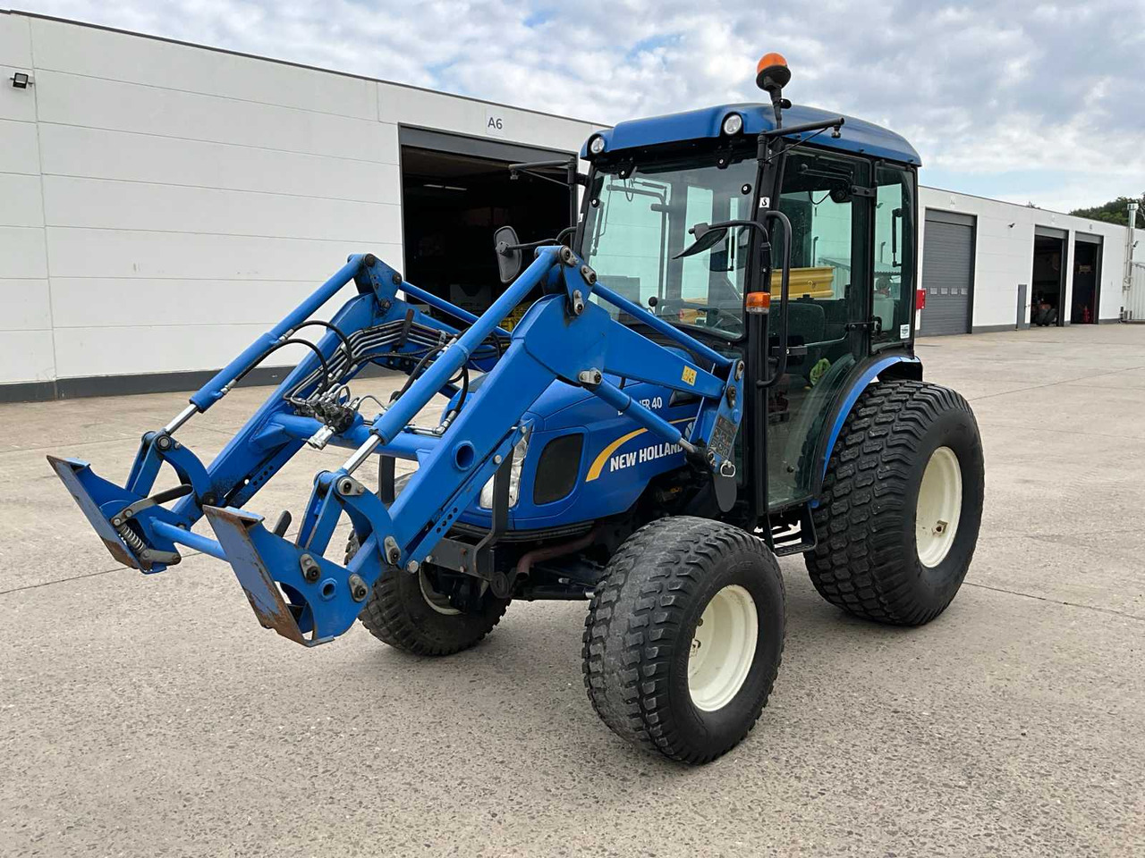 New Holland Boomer 40 - Трактор: снимка 1 New Holland Boomer 40 - Трактор: снимка 1
