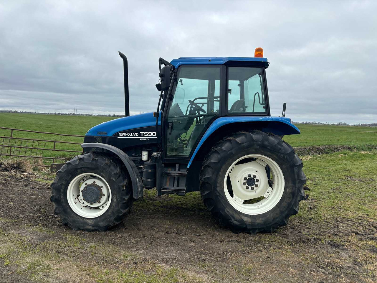 New Holland ts90 - Трактор: снимка 3 New Holland ts90 - Трактор: снимка 3