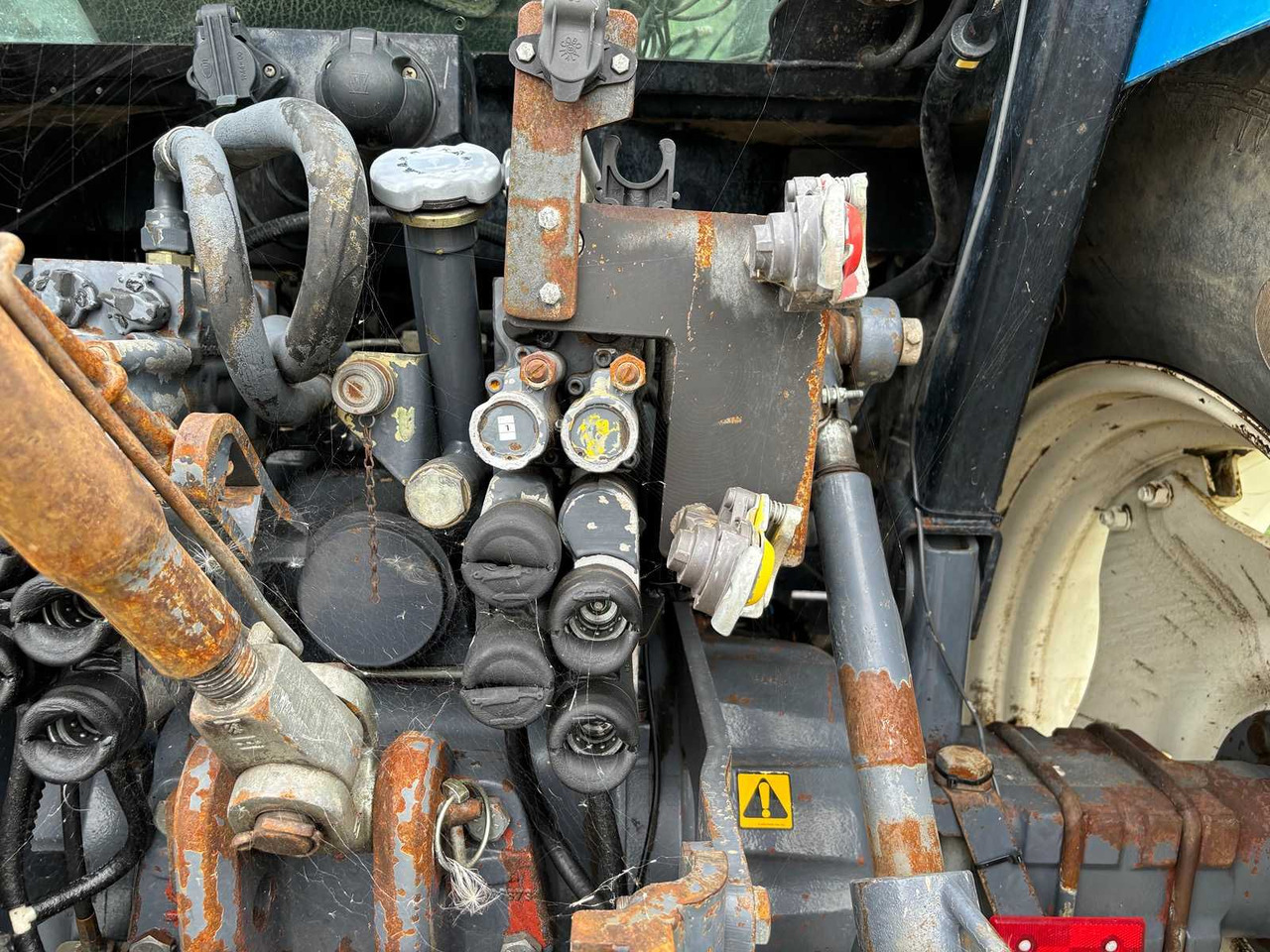 Трактор New Holland ts90: снимка 17
