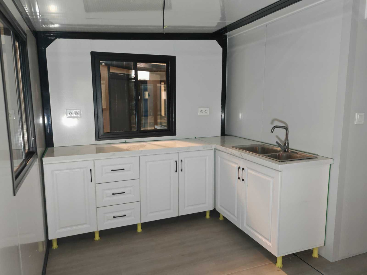 Жилищен контейнер Rhino Houses 36,5 m2: снимка 15