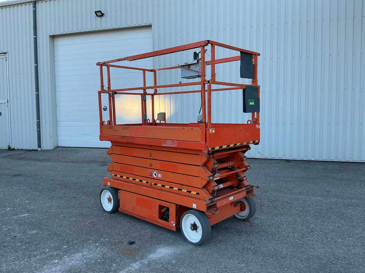 Skyjack SJIII-4632 - Работна площадка: снимка 1 Skyjack SJIII-4632 - Работна площадка: снимка 1