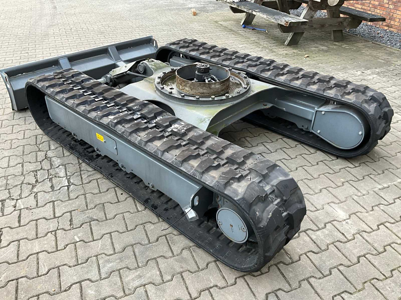 TAKEUCHI TB250-2 TRACKED DUMPER UNDERCARRIAGE - Мини самосвал: снимка 4 TAKEUCHI TB250-2 TRACKED DUMPER UNDERCARRIAGE - Мини самосвал: снимка 4