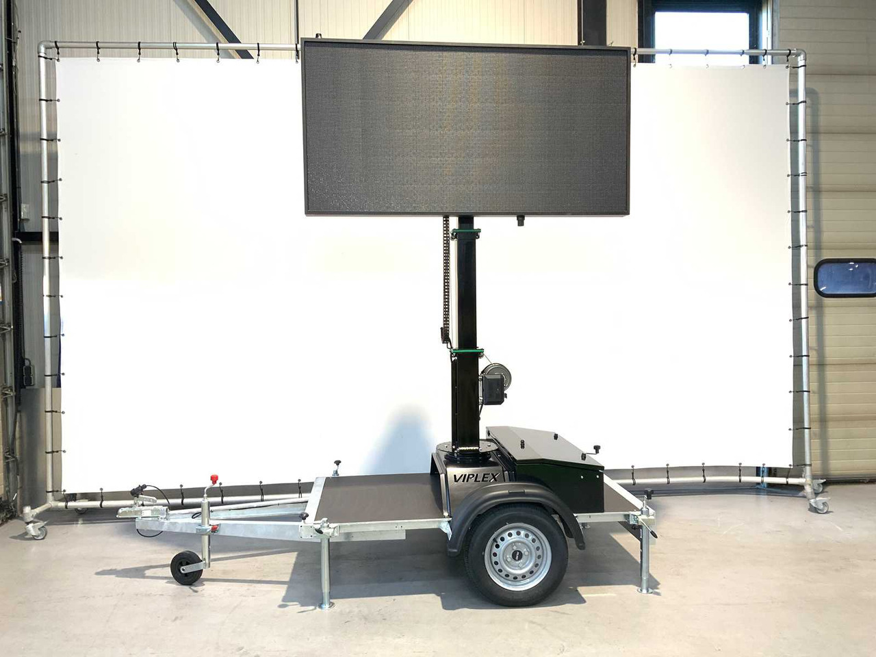 Viplex tekstkar P8 ledscherm op aanhangwagen - Строително оборудване, Ремарке: снимка 4 Viplex tekstkar P8 ledscherm op aanhangwagen - Строително оборудване, Ремарке: снимка 4