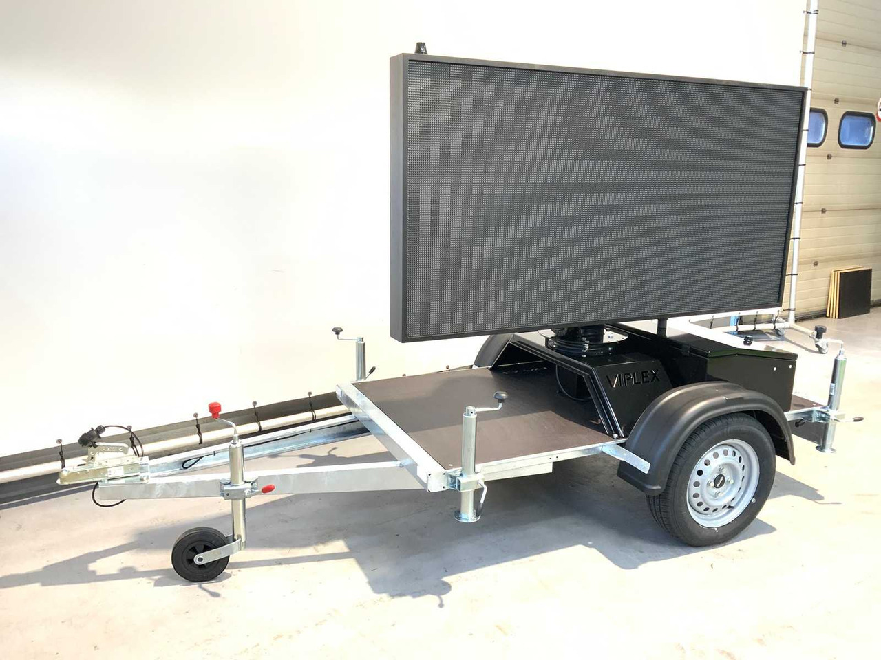Viplex tekstkar P8 ledscherm op aanhangwagen - Строително оборудване, Ремарке: снимка 1 Viplex tekstkar P8 ledscherm op aanhangwagen - Строително оборудване, Ремарке: снимка 1
