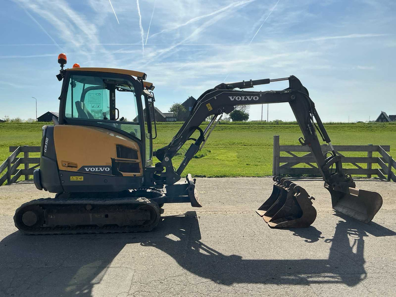 Volvo ECR35D - Верижен багер: снимка 4 Volvo ECR35D - Верижен багер: снимка 4