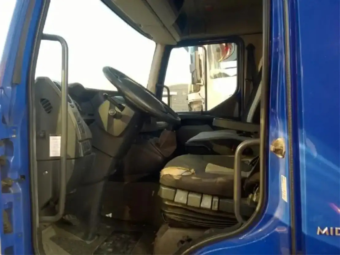 Renault C abine Midlum 220 DXI - Кабина и интериор за Камион: снимка 2 Renault C abine Midlum 220 DXI - Кабина и интериор за Камион: снимка 2