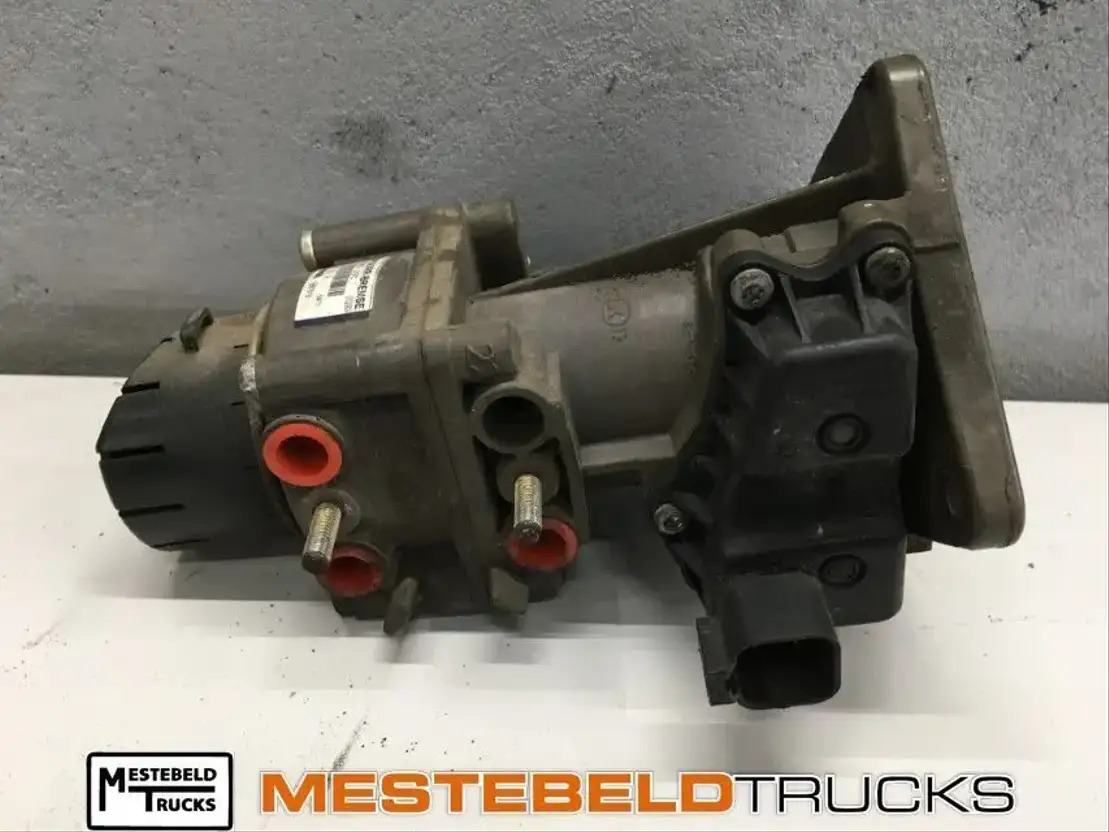 Scania Voetremklep P-G-R-T serie - Части на спирачната система за Камион: снимка 1 Scania Voetremklep P-G-R-T serie - Части на спирачната система за Камион: снимка 1