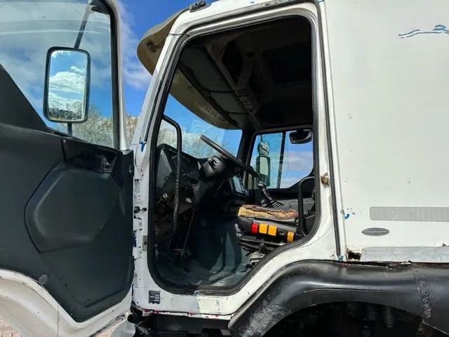 Renault Premium 400 6x4 !ONLY FOR PARTS! Engine start The truck don't drive! - Самосвал камион: снимка 5 Renault Premium 400 6x4 !ONLY FOR PARTS! Engine start The truck don't drive! - Самосвал камион: снимка 5