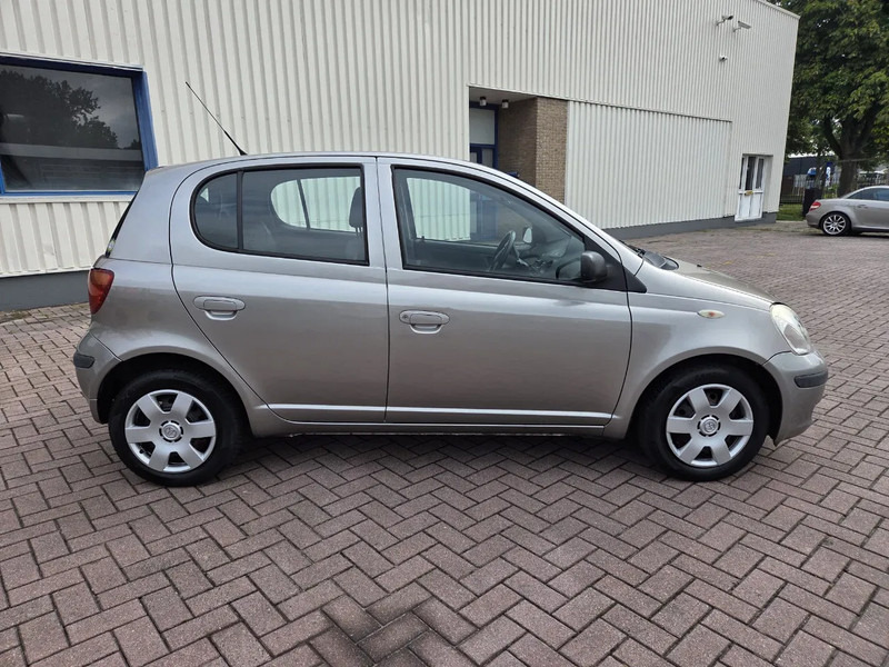 Toyota Yaris 1.3 VVT-i Idols 5drs - Хечбек: снимка 2 Toyota Yaris 1.3 VVT-i Idols 5drs - Хечбек: снимка 2