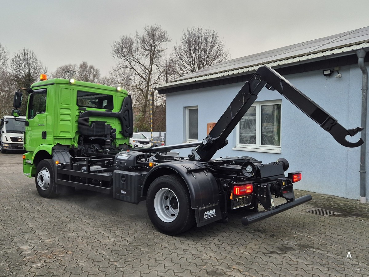 MAN TGM 15.250 Abrollkipper hydr. Haken 900-1570mm - Мултилифт с кука камион: снимка 1 MAN TGM 15.250 Abrollkipper hydr. Haken 900-1570mm - Мултилифт с кука камион: снимка 1