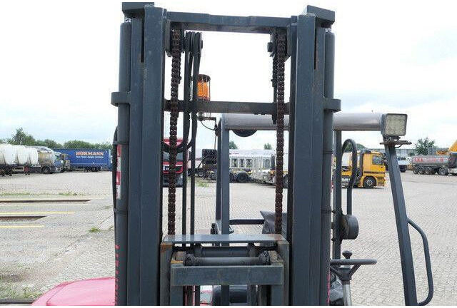 Moffett M4 25.3, Mitnahmestapler, 2.500kg, 3m Hubhöhe - Мотокар за монтаж на камиони: снимка 5 Moffett M4 25.3, Mitnahmestapler, 2.500kg, 3m Hubhöhe - Мотокар за монтаж на камиони: снимка 5