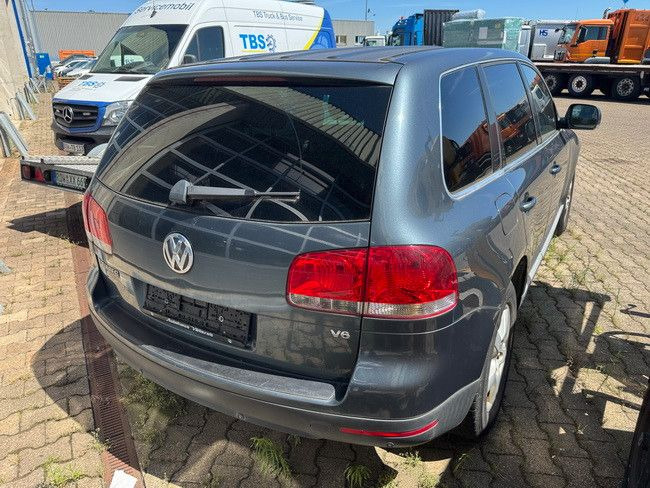 Volkswagen Touareg 3.2 V6/ GETRIEBESCHADEN /Motor läuft! - Джип: снимка 2 Volkswagen Touareg 3.2 V6/ GETRIEBESCHADEN /Motor läuft! - Джип: снимка 2
