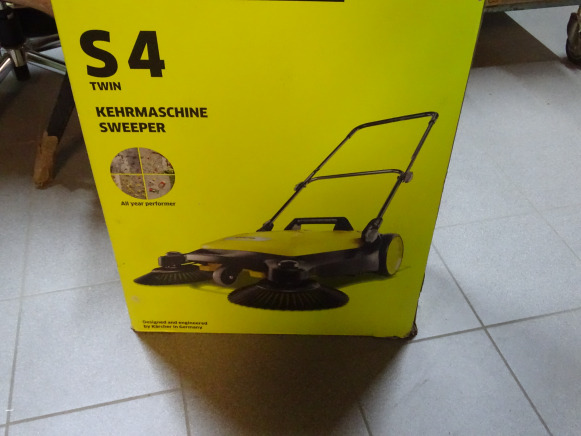 Balayeuse mécanique KARCHER S 4 Twin - Професионална метачна машина: снимка 1 Balayeuse mécanique KARCHER S 4 Twin - Професионална метачна машина: снимка 1