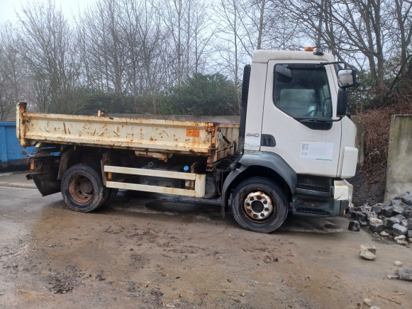 Camion tri benne Volvo FLL 42 12N2 5.0 (2009-88.795 km) - Бордови камион: снимка 2 Camion tri benne Volvo FLL 42 12N2 5.0 (2009-88.795 km) - Бордови камион: снимка 2